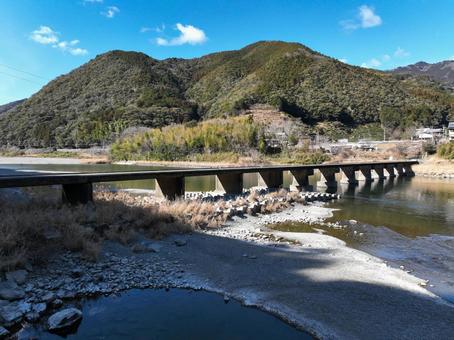 高知県越知町 上空から見た片岡沈下橋 高知県越知町 上空から見た片岡沈下橋の写真