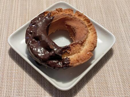 小雪過ぎの土曜日の3時のおやつのドーナツ ドーナツ,チョコレート,洋菓子の写真素材