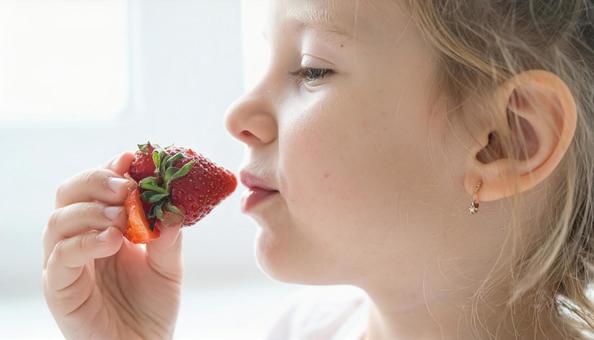 苺を食べる可愛い子供の写真