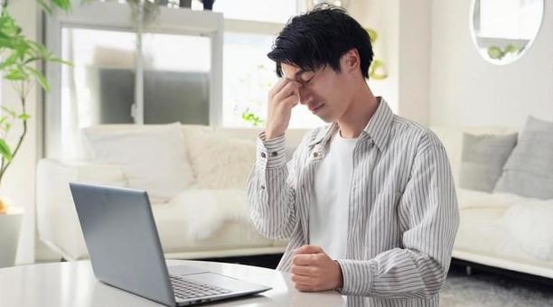 パソコン作業で目が痛くなるアジア人男性 パソコン作業で目が痛くなるアジア人男性 タイピング,目,痛いの写真素材