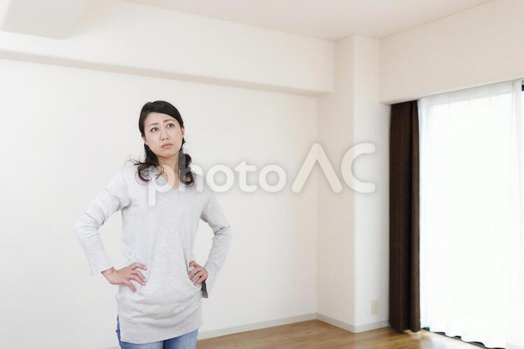 住宅イメージと女性 トラブル 住宅,家,建築の写真素材