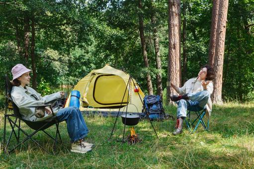 黄色いテントと二人のキャンパー 男女,外国人,キャンプの写真素材