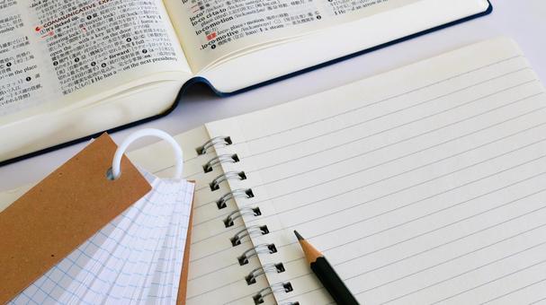 教育 テスト勉強 ノートと英和辞典 教育 テスト勉強 ノートと英和辞典 教育イメージ,テスト勉強,受験勉強の写真素材