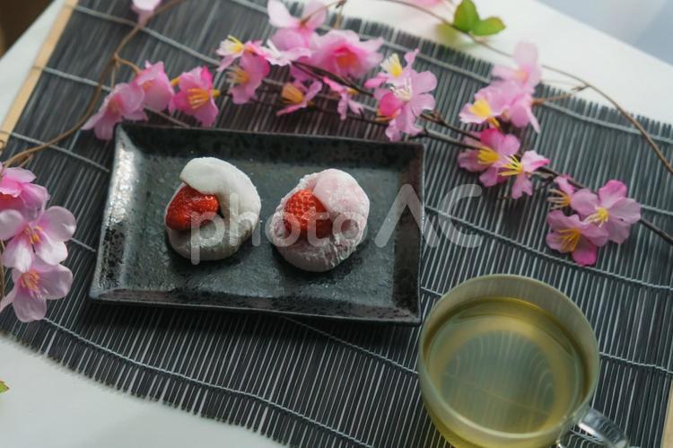 苺大福と緑茶 苺大福,緑茶,日本茶の写真素材