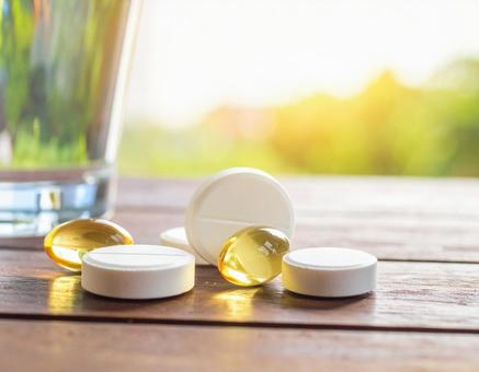 テーブルに並べられた薬の錠剤 テーブルに並べられた薬の錠剤の写真