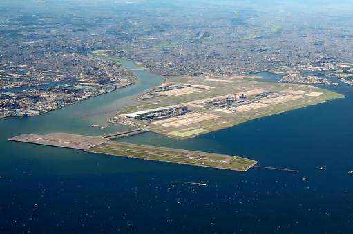 鳥瞰の羽田空港 羽田空港,鳥瞰,空からの眺めの写真素材