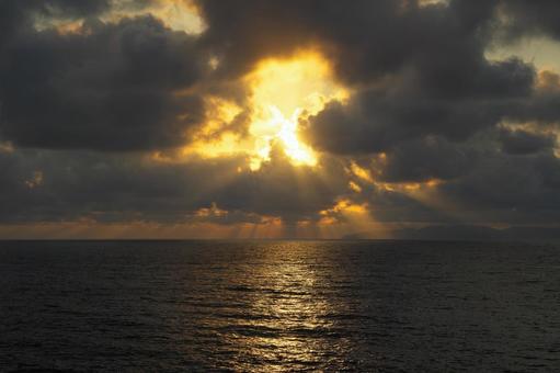 海の光芒 海の光芒 光芒,海,水平線の写真素材