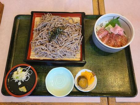 マグロ漬け丼とざる蕎麦のセット マグロ漬け丼とざる蕎麦のセット まぐろ,漬け丼,丼ぶりの写真素材