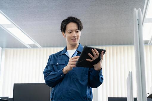 メンテナンスをする若い男性エンジニア メンテナンスをする若い男性エンジニア エンジニア,技術者,メンテナンスの写真素材