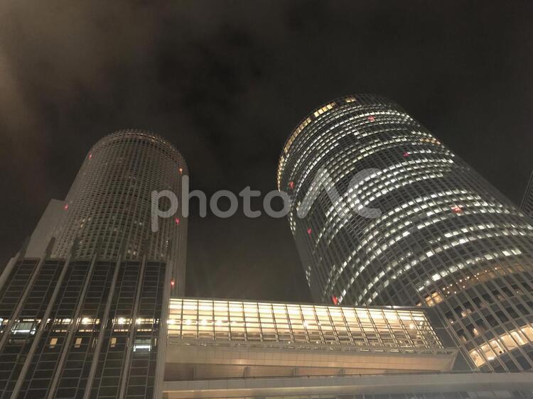 夜の街　高層ビル　ビジネス街 都市,建築,ビルの写真素材