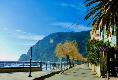 ヨーロッパの秋の海沿いの道 ヨーロッパの秋の海沿いの道 ヨーロッパ,イタリア,島の写真素材