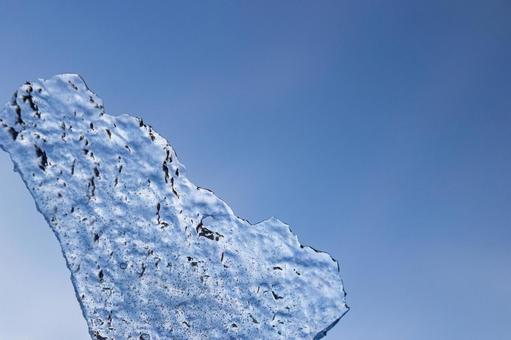 氷の破片と青空の背景の写真