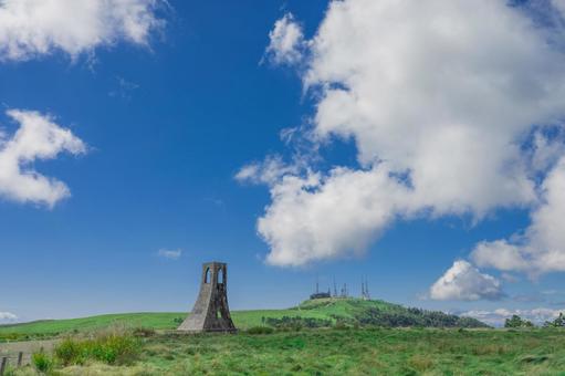 美ヶ原高原の風景 青空と美しの塔 美ヶ原高原の風景 青空と美しの塔 美ヶ原高原,八ヶ岳高原,美しの塔の写真素材