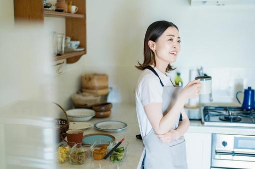 キッチンでくつろぐ女性  家事,料理,クッキングの写真素材