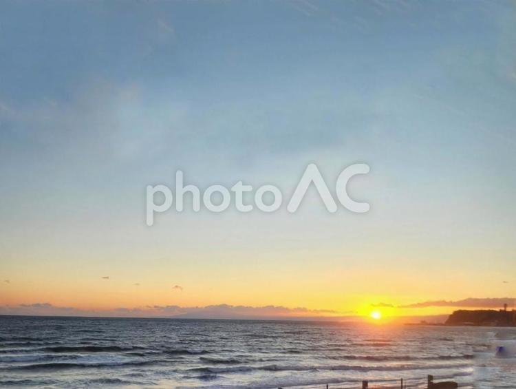 由比ヶ浜から見た夕日 空,夕日,夕焼けの写真素材