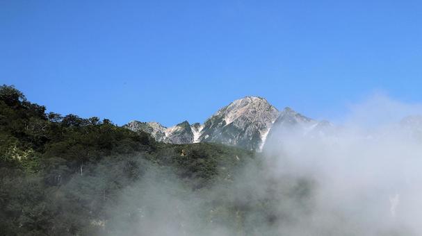 白馬五竜地蔵の頭から夏の五竜岳を望む 白馬五竜地蔵の頭から夏の五竜岳を望む 白馬五竜高山植物園,五竜岳,夏山の写真素材