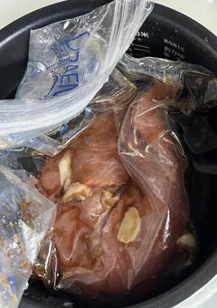 豚ひれ肉を炊飯器で低温調理するところ 豚肉,肉,ひれ肉の写真素材