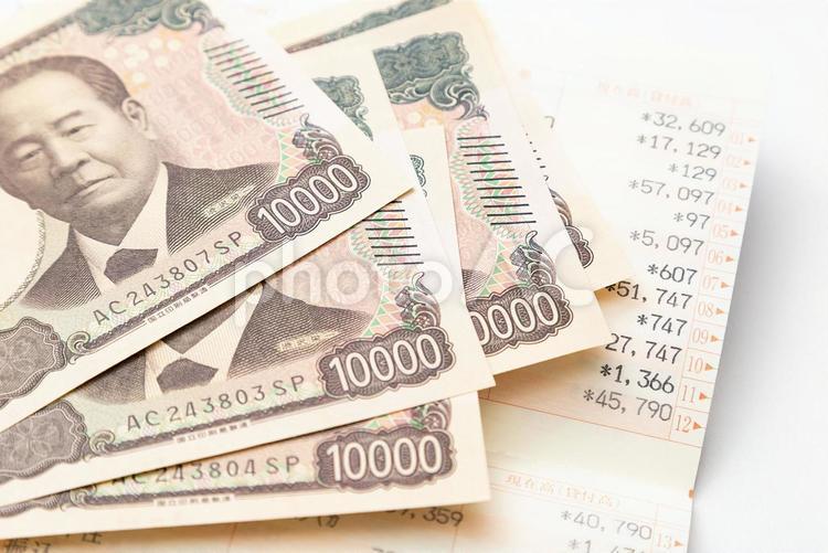 一万円札と通帳 一万円札,通帳,紙幣の写真素材
