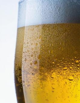 水滴のついたビールジョッキのアップの写真