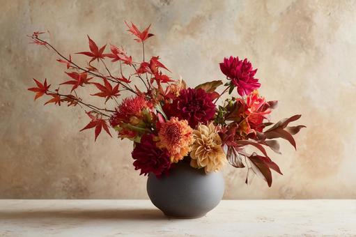 グレーの丸い花瓶に活けたダリアと紅葉 グレーの丸い花瓶に活けたダリアと紅葉の写真