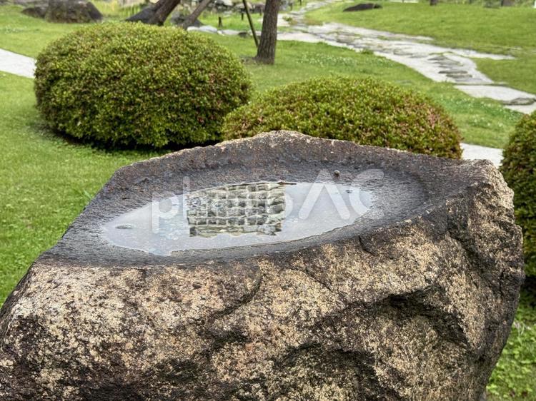 旧芝離宮恩賜庭園　水受け 逆さま,岩,庭石の写真素材
