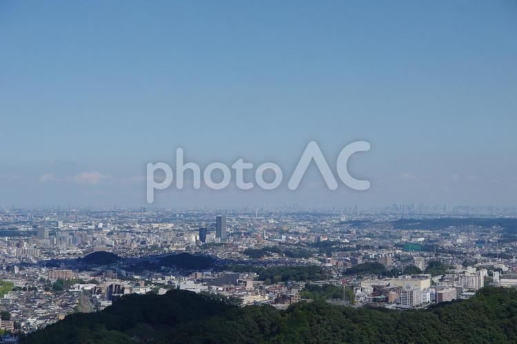 高尾山1号路の途中から見下ろす町並み、遠くに都庁とスカイツリー 街並み,展望台,見晴台の写真素材