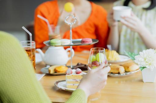 カフェでくつろぐ若い女性 カフェでくつろぐ若い女性 カフェ,女性,アフタヌーンティーの写真素材