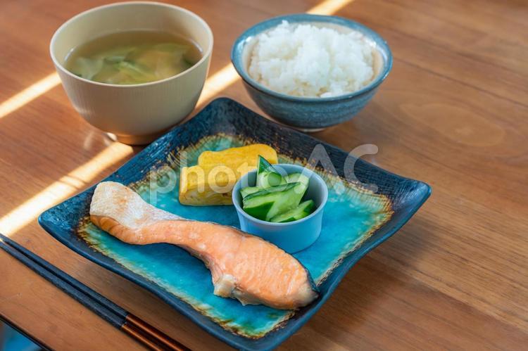 焼き鮭と卵焼きの朝食 朝食,和食,焼き鮭の写真素材