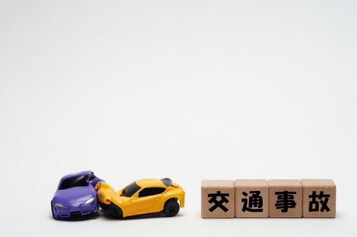 交通事故で衝突した自動車のイメージ 交通事故で衝突した自動車のイメージ 交通事故,追突事故,多重衝突の写真素材