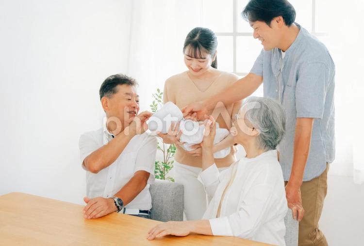 老夫婦と若い夫婦（里帰り出産） 孫,家族,出産の写真素材