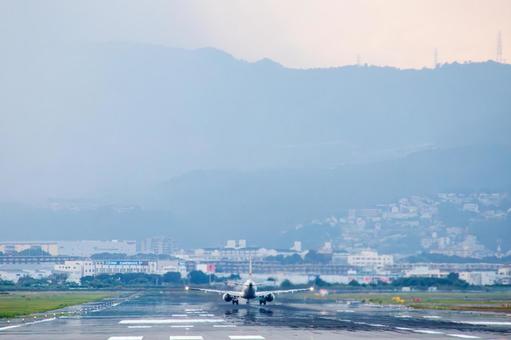 千里川土手 飛行機,伊丹空港,千里川土手の写真素材