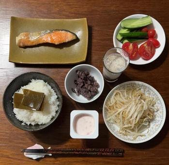 あきたこまち昆布ご飯に焼き銀鮭などの夕食 あきたこまち昆布ご飯に焼き銀鮭などの夕食 夕食,ご飯,あきたこまちの写真素材