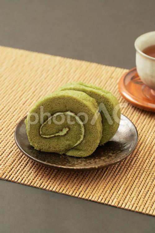 伝統的な抹茶ロールケーキと日本茶 抹茶,ロールケーキ,抹茶ロールケーキの写真素材