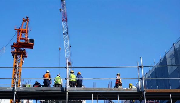 建設現場で働く人の写真