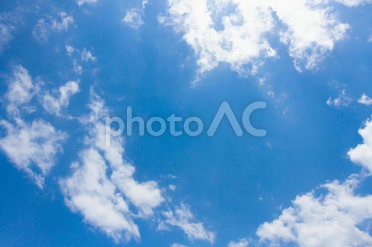 日差しのさしている初夏の青空と白い雲 自然,風景,空の写真素材