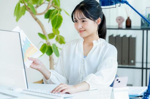 書類を持つビジネスウーマン ビジネスウーマン,笑顔,若い女性の写真素材