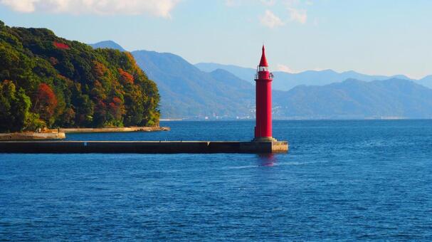赤い灯台、紅葉した島々に映える！ 灯台,フェリー旅,船旅の写真素材