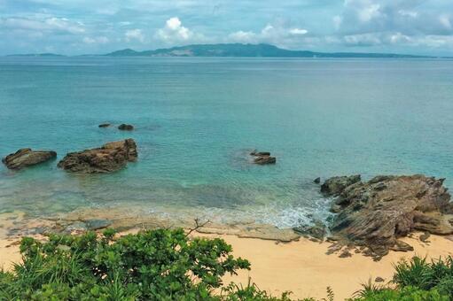 岩、砂浜、水平線。沖縄ダイヤモンドビーチ ダイヤモンドビーチ,沖縄県,恩納村の写真素材