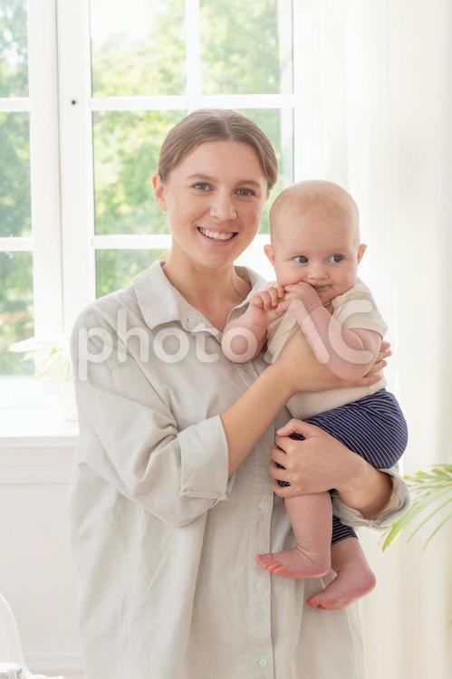 赤ちゃんと抱っこする女性 赤ちゃん,女性,母の写真素材