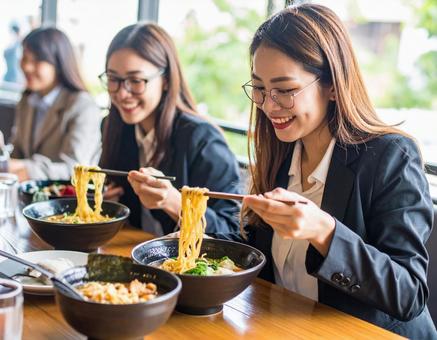 ラーメンを食べる女性 ラーメンを食べる女性の写真