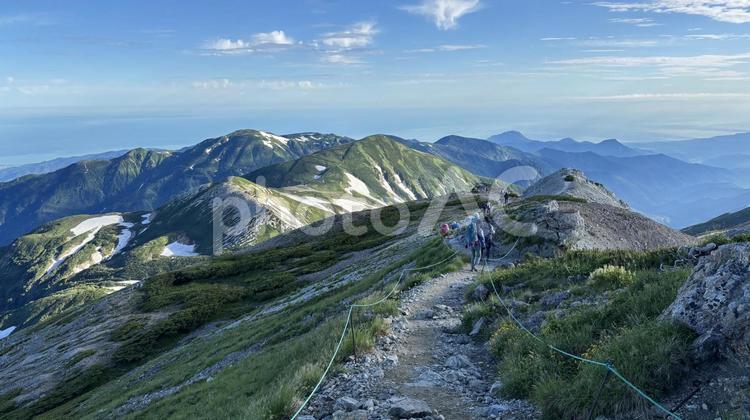 夏山縦走、稜線歩きと遠くに見える海 山,登山,稜線の写真素材
