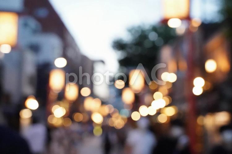 あかりの多いレトロな通りの夕暮れ 夕暮れ,夕方,あかりの写真素材