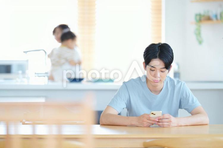 座ってスマホを見ている男性 男性,スマーフォン,持つの写真素材