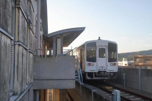 奈半利駅に停車する9640型車両 奈半利駅に停車する9640型車両 土佐くろしお鉄道,奈半利駅,9640型の写真素材