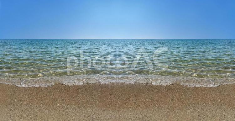 キラキラと光る夏の青空と青い海と砂浜 海,空,波の写真素材