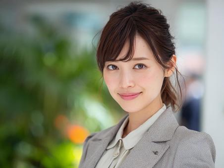 親しみやすい笑顔の女性 親しみやすい笑顔の女性の写真