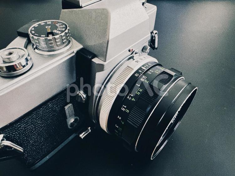 フィルムカメラ　アンティーク フィルムカメラ,アンティーク,コピースペースの写真素材