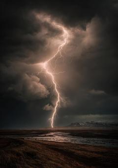 暗雲を裂く一閃の稲光 暗雲を裂く一閃の稲光の写真