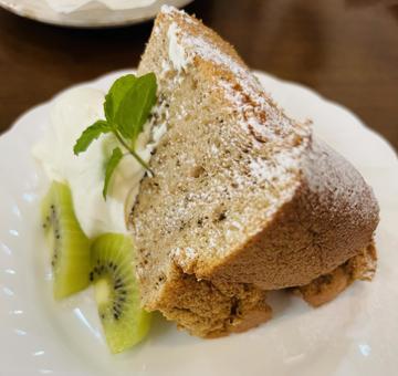 紅茶のシフォンケーキ 紅茶のシフォンケーキ シフォンケーキ,キウイフルーツ,ミントの葉の写真素材