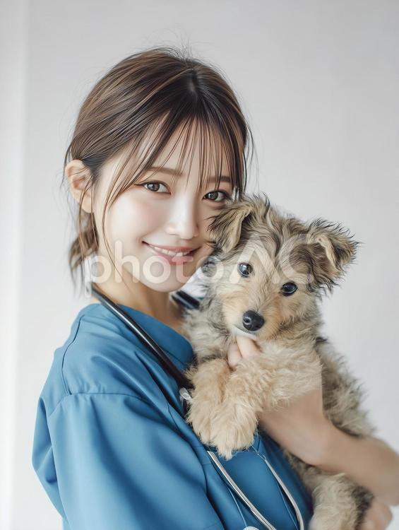 かわいい子犬を抱く笑顔の若い女性獣医師 獣医師,女性,子犬の写真素材
